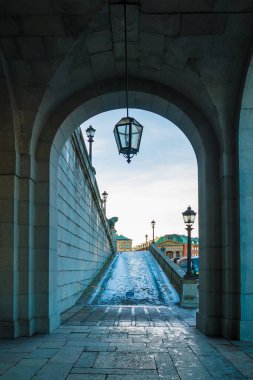 İsveç, Stockholm Kraliyet Sarayı 'nın kış günü ana girişinin rampası ve kemerinin manzarası.