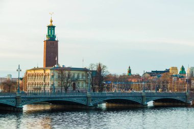 Stockholm 'ün Vasabron Köprüsü, Stromsborg Adası ve Stockholm Belediye Binası' nın kışın manzarası, İsveç