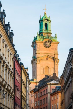 Apartman binalarının alçak açılı manzarası ve kışın İsveç, Stockholm 'de Aziz Nicholas Kilisesi' nin kulesi.