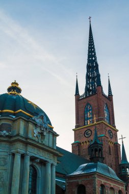Kış günü Stockholm, İsveç 'te Riddarholmen Kilisesi' nin alacakaranlık manzarası