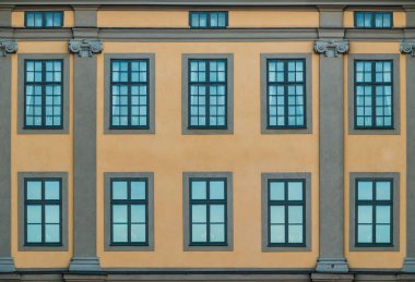 Stockholm, İsveç kentsel tarihi bina manzarası ön cephesinde birçok pencere vardır.