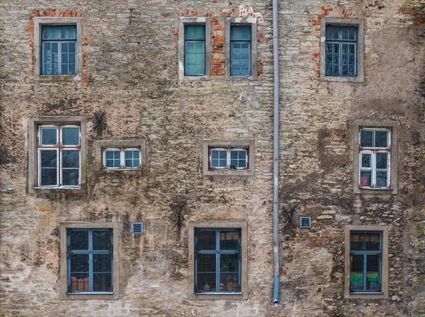 Várias Janelas Fachada Edifício Histórico Urbano Vista Frontal Tallinn Estónia — Fotografia de Stock