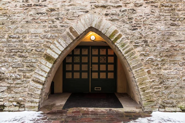 Porta Fachada Edifício Histórico Urbano Vista Frontal Tallinn Estónia — Fotografia de Stock
