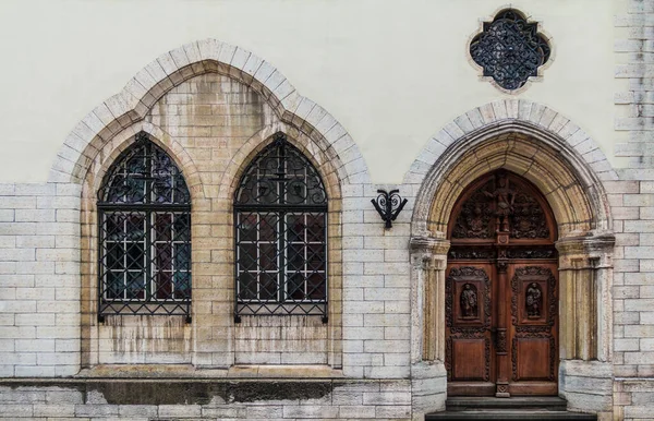 Dvě Okna Dveře Fasádě Městské Historické Budovy Přední Pohled Tallinn — Stock fotografie