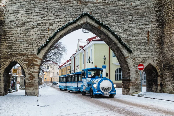 Tallinn Estonia Dicembre 2018 Treno Della Città Che Attraversa Porta — Foto Stock