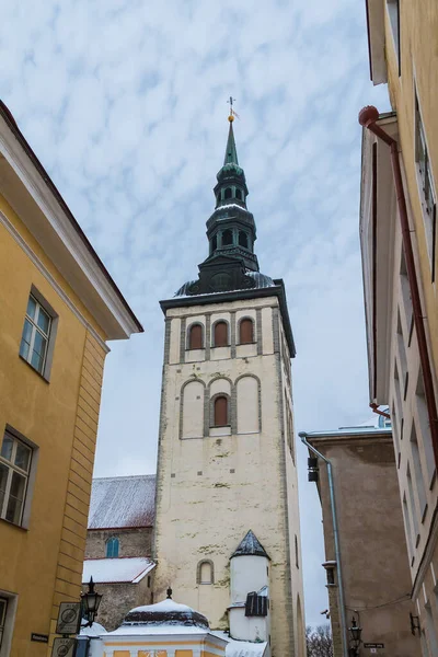 冬の曇りの日にアパートの建物や聖ニコラス教会の塔の低角度ビュー タリン旧市街 エストニア — ストック写真
