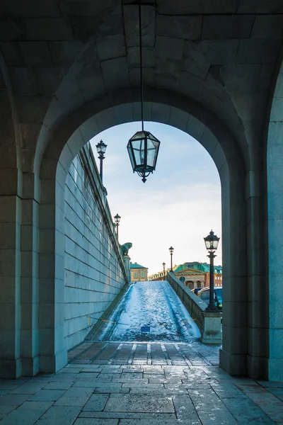 İsveç, Stockholm Kraliyet Sarayı 'nın kış günü ana girişinin rampası ve kemerinin manzarası.
