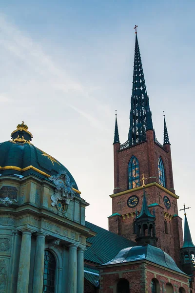 Kış günü Stockholm, İsveç 'te Riddarholmen Kilisesi' nin alacakaranlık manzarası