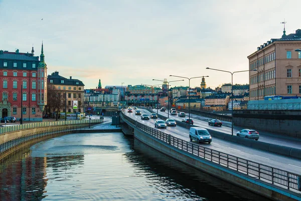 Stockholm, İsveç - 26 Aralık 2018: Stockholm Şehri 'nin Centralbron Köprüsü ve Riddarholmskanen Kanalı ile birlikte kış günü Riddarholmsbron Köprüsü' nden panoramik manzarası