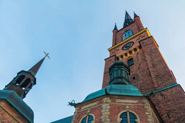 Kış günü Stockholm, İsveç 'teki Riddarholmen Kilisesi kulelerinin solucan bakışı görüntüsü.