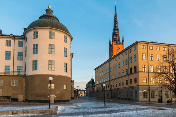 Wrangelska Backen Caddesi 'nin manzarası. Kış günü Stockholm, İsveç' te tarihi binalar.