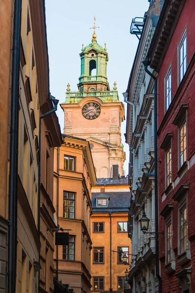 Vista Baixo Ângulo Edifícios Históricos Stora Gramunkegrand Alley Torre Igreja — Fotografia de Stock
