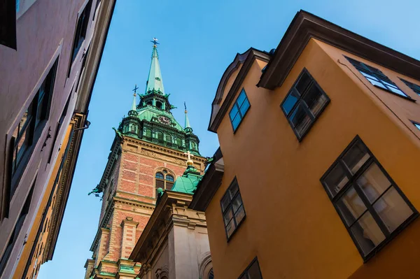 Tyska Brinken Caddesi 'ndeki tarihi binaların solucan bakışı ve İsveç' in Stockholm kentindeki Saint Gertrude Kilisesi 'nin kulesi.