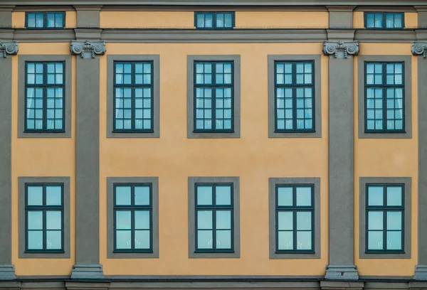 Muchas Ventanas Fachada Del Edificio Histórico Urbano Vista Frontal Estocolmo — Foto de Stock