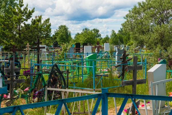 Amplo Tiro Sepulturas Árvores Cemitério Zaykovskoye Dia Ensolarado Verão Kurgan — Fotografia de Stock