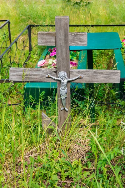 Uma Cruz Grave Com Crucificação Closeup Cemitério Zaykovskoye Dia Ensolarado — Fotografia de Stock