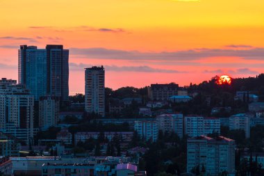 Sochi şehrin havadan görünümü arka planda batan güneşin ve güzel gökyüzü, Rusya Federasyonu
