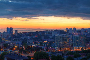 Alacakaranlıkta, Rusya parlak gökyüzü arka plan üzerinde Sochi ışıklı şehir güzel havadan görünümü