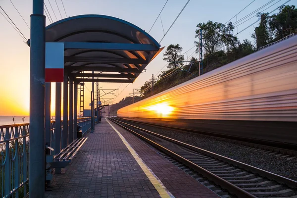 Plataforma Estação Ferroviária Trem Movimento Borrão Pôr Sol Sochi Rússia — Fotografia de Stock