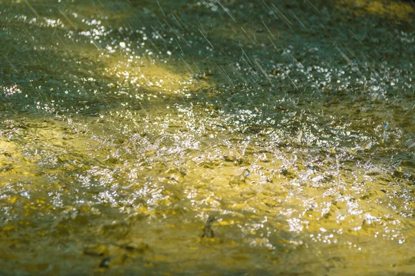 Foto Abstracta Superficie Del Agua Con Ondulación Muchas Gotas Que — Foto de Stock