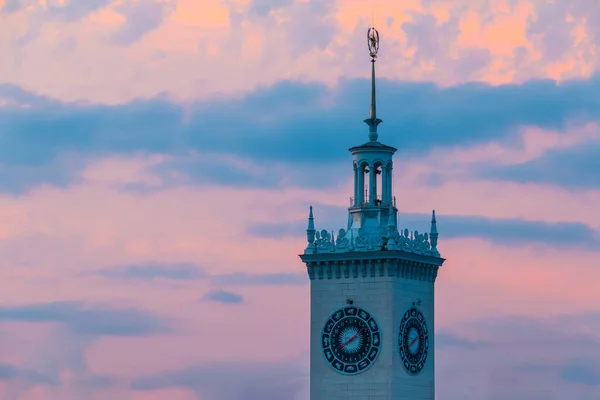 Часовая Башня Железнодорожного Вокзала Сочи Фоне Красивых Сумеречных Облаков После — стоковое фото