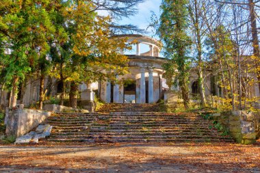 Terk edilmiş binada güneşli bir sonbahar gün, Sochi, Rusya Federasyonu eski restoranın üst kısmında Mount Akhun