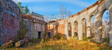 Terk edilmiş binada güneşli bir sonbahar gün, Sochi, Rusya Federasyonu eski restoranın üst kısmında Mount Akhun