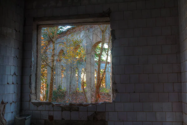 秋の晴れた日の秋雲山の頂上にある旧レストランの放棄された建物の室内 ロシア — ストック写真