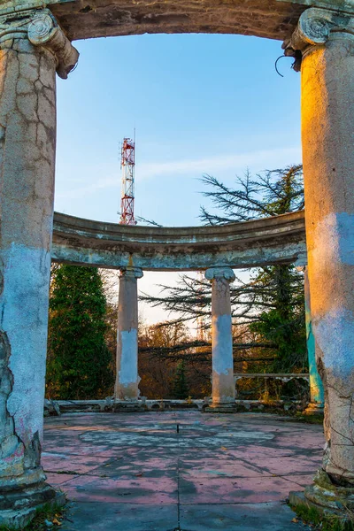 Rotunda Abandoned Building Former Restaurant Top Mount Akhun Sunny Autumn — Foto de Stock