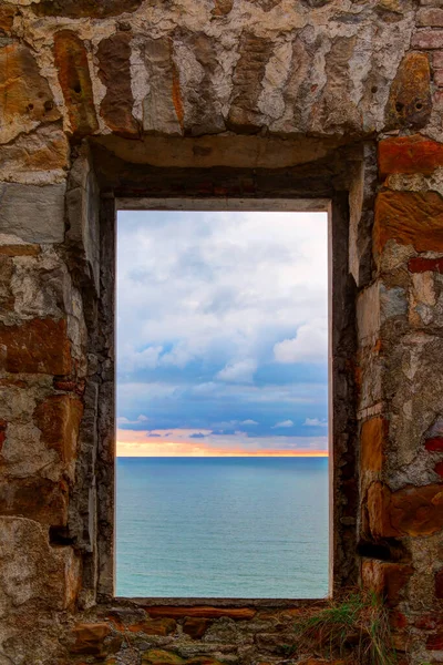 Blick Auf Das Meer Aus Dem Fenster Der Verlassenen Alten — Stockfoto