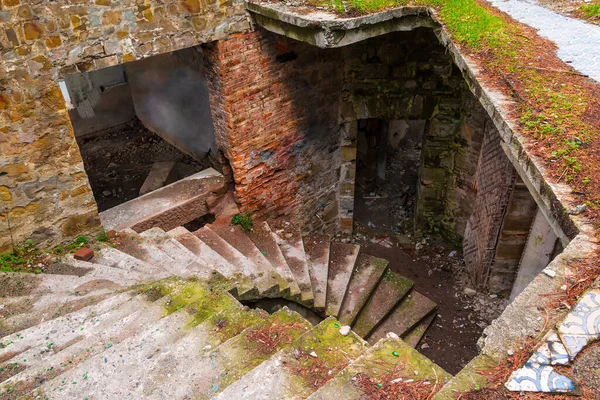 Blick Auf Die Treppe Der Halle Der Verlassenen Alten Villa — Stockfoto