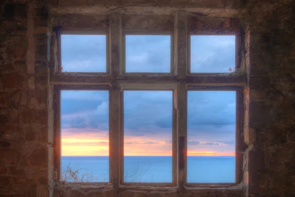 曇りの日 ロシアのダチャクビツコと呼ばれる放棄された古い邸宅の窓から海の景色 — ストック写真