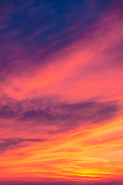 Schöne Wolkenlandschaft Bei Scharlachrotem Sonnenuntergang Mit Bunten Kontrastierenden Zirruswolken — Stockfoto