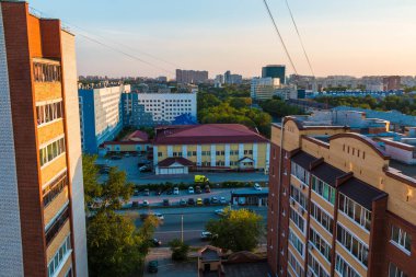 Aydınlatılmış apartmanların ve Harkovskaya Caddesi 'ndeki 2. Bölge Klinik Hastanesi' nin güzel hava manzarası yaz günü alacakaranlıkta, Tyum, Rusya