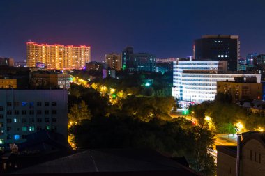 Güneşli yaz gününde Tyumen şehrinin aydınlık binalarının ve parklarının güzel hava manzarası alacakaranlıkta, Tyumen, Rusya