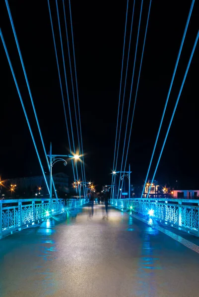 Perspectiva Visão Extensão Iluminada Ponte Dos Amantes Com Pessoas Borradas — Fotografia de Stock