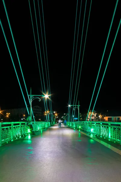 Перспективний Вид Освітленого Мосту Коханців Людьми Які Вночі Розмиваються Русі — стокове фото
