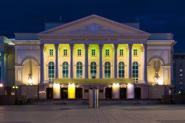 Alacakaranlıktaki Tyumen Büyük Tiyatrosu 'nun aydınlık binasının güzel ön manzarası, Rusya