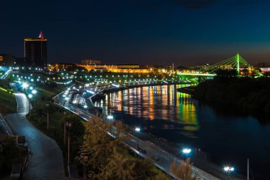 Tura Nehri 'nin aydınlık manzarası ve Aşıklar Köprüsü alacakaranlıkta, Tyumen, Rusya