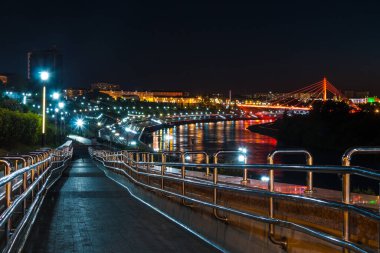 Tura Nehri 'nin aydınlık manzarası ve Aşıklar Köprüsü alacakaranlıkta, Tyumen, Rusya