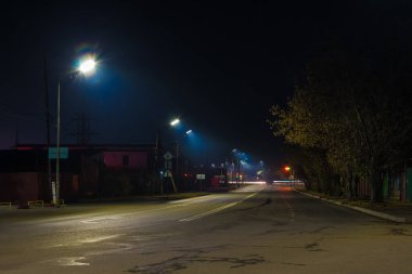 Sonbaharda aydınlatılmış Bazhova Caddesi 'nin güzel manzarası, Kurgan, Rusya