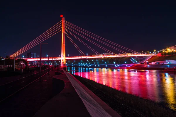Чудовий Вигляд Освітлений Міст Любителів Над Річкою Тура Сутінках Тюмен — стокове фото