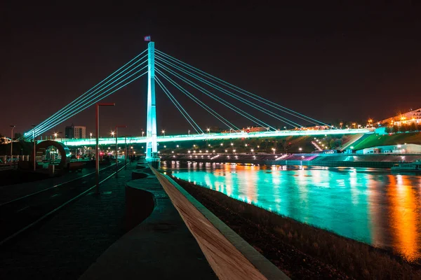 Hermosa Vista Del Iluminado Puente Los Amantes Sobre Río Tura —  Fotos de Stock