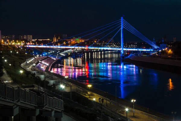 Piękny Widok Oświetlony Nabrzeże Rzeki Tura Most Miłośników Zmierzchu Tyumen — Zdjęcie stockowe