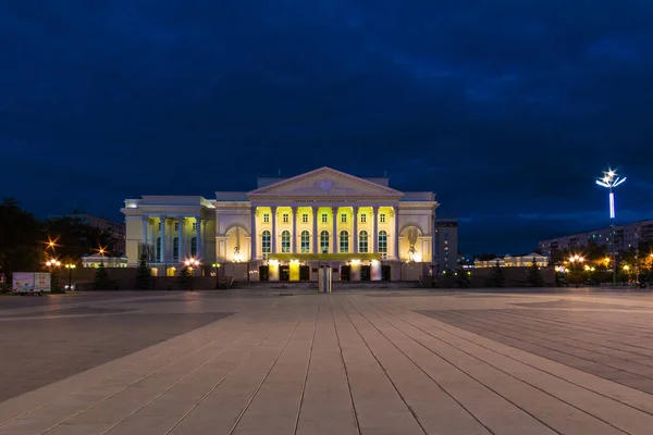 대극장의 조명을 러시아의 황혼무렵의 티무르 400 광장의 아름다운 — 스톡 사진