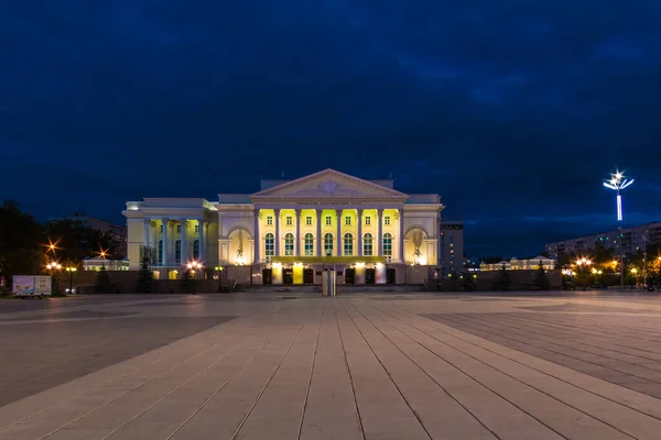 Hermosa Vista Del Edificio Iluminado Del Teatro Tyumen Big Drama —  Fotos de Stock