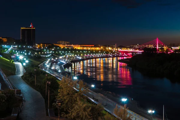 Hermosa Vista Del Iluminado Embankment Del Río Tura Puente Los —  Fotos de Stock