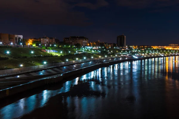 Alacakaranlıkta Tyumen Rusya Tura Nehri Nin Aydınlık Embankment Manzarası Çimenlikteki — Stok fotoğraf