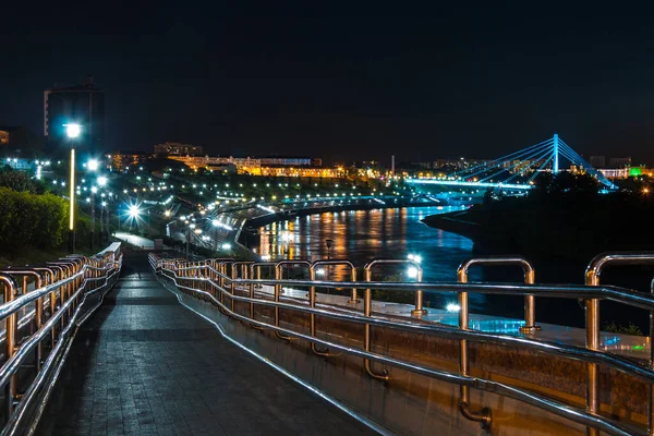 Hermosa Vista Del Iluminado Embankment Del Río Tura Puente Los —  Fotos de Stock