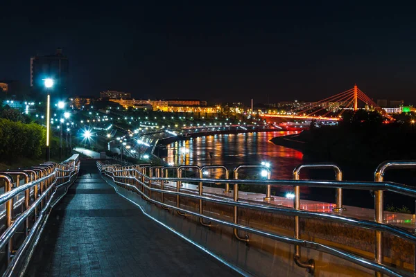 Чудовий Вигляд Ілюмінованого Набережної Річки Тура Моста Закоханих Сутінках Тюмен — стокове фото